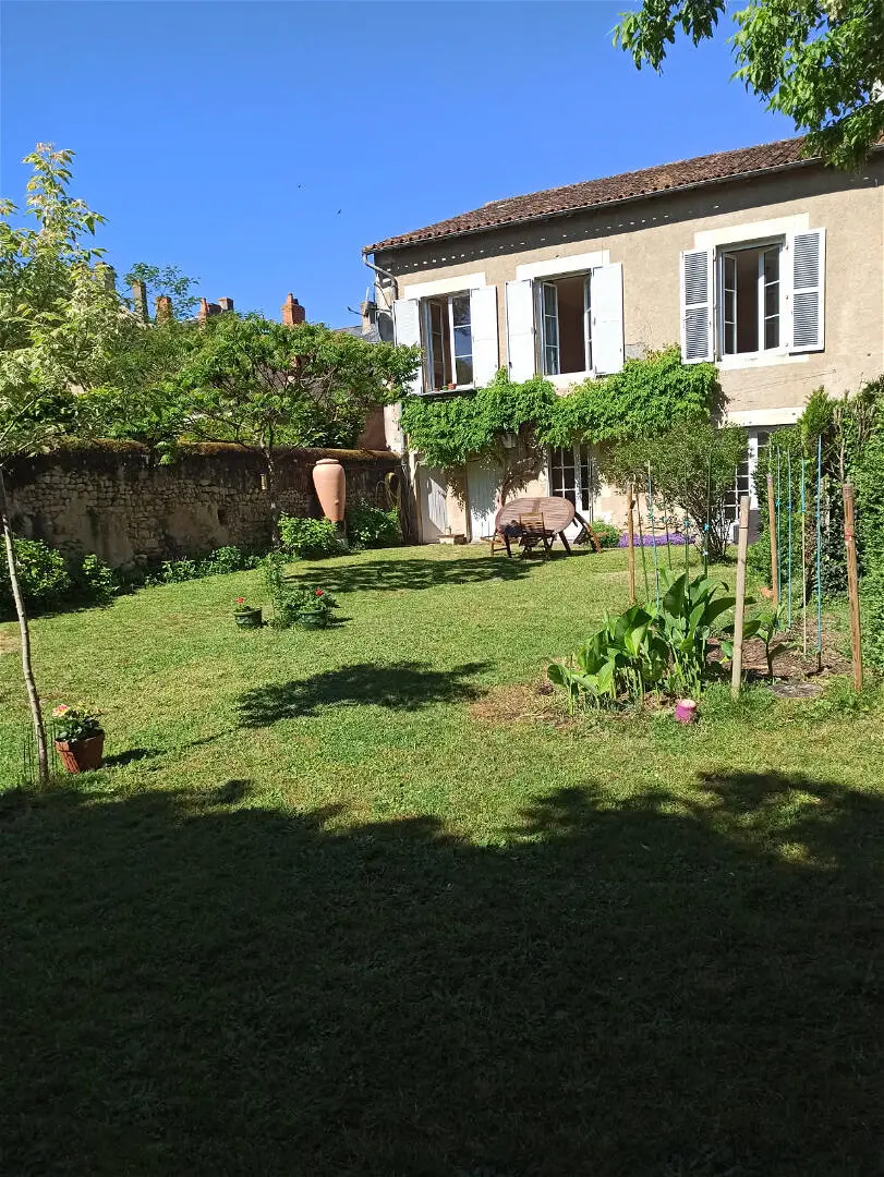 Maison 8 pièces 230 m² · à Montmorillon 86500 · 230 m² · 183 000 €