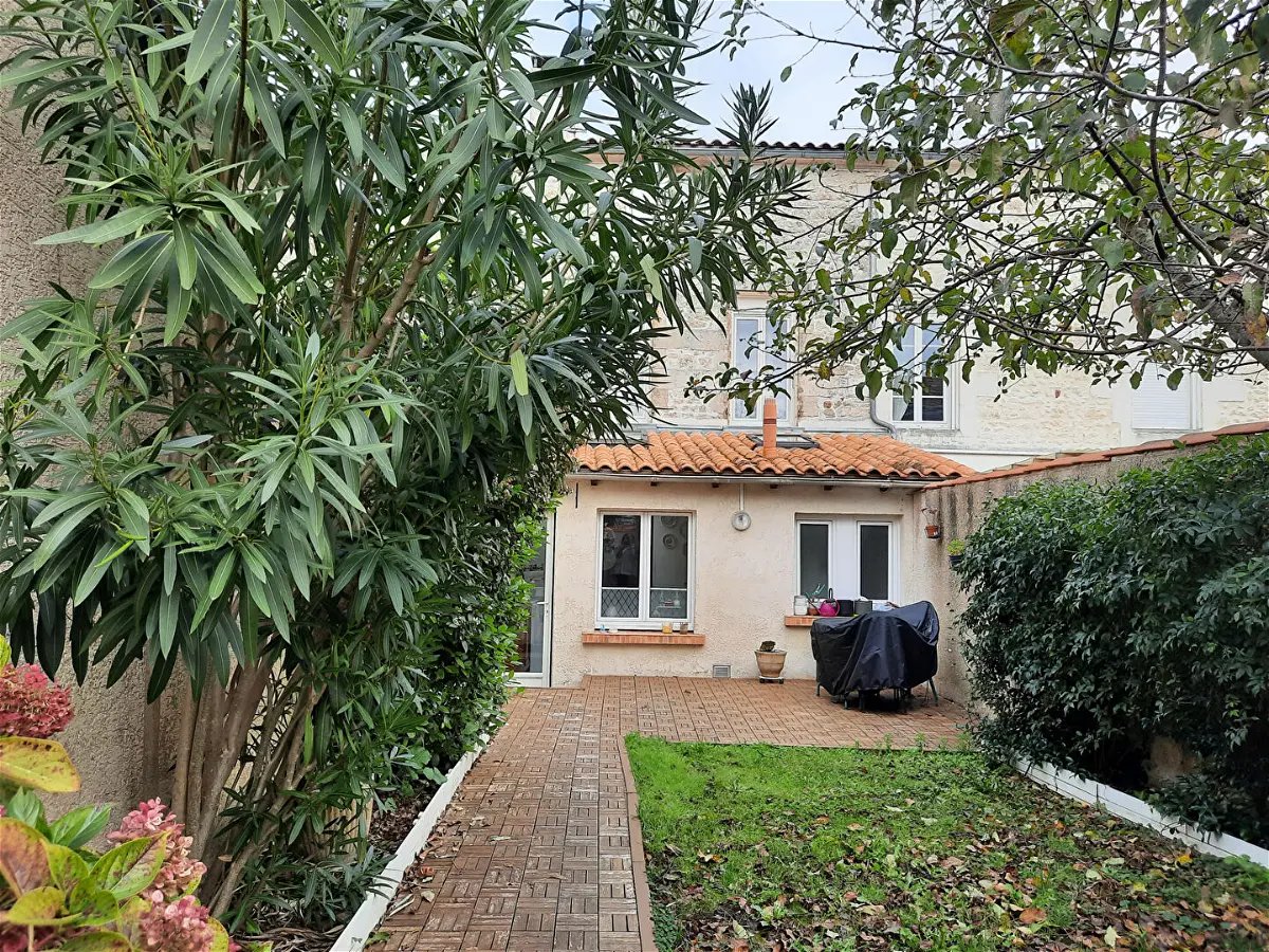 maisonà TONNAY CHARENTE