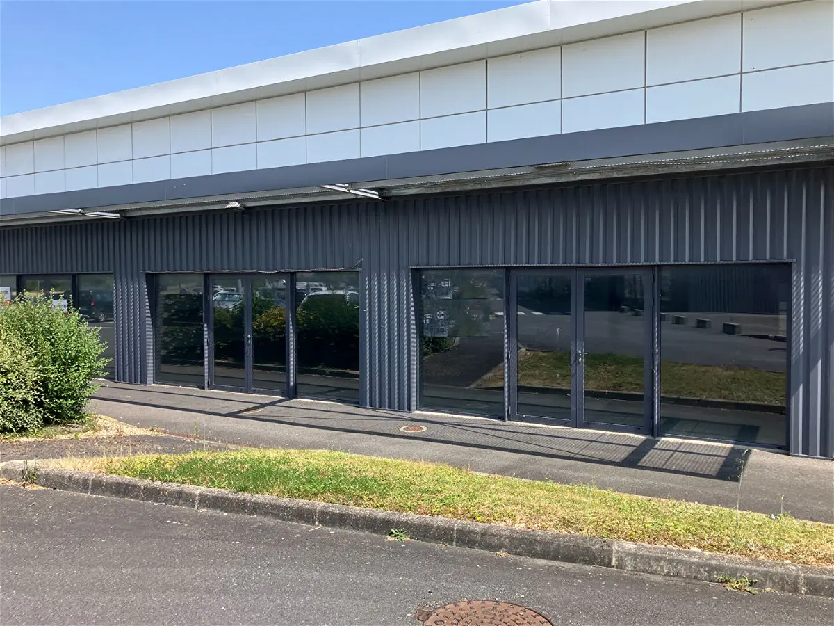 local_commercialà NEUVILLE DE POITOU