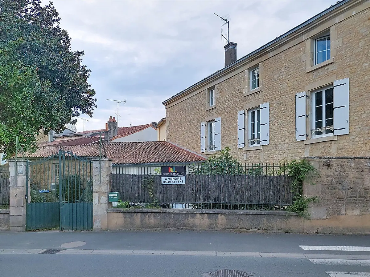 Maison 9 pièces 241 m² · à Saint-Maixent-l'École · 241 m² · 253 000 €