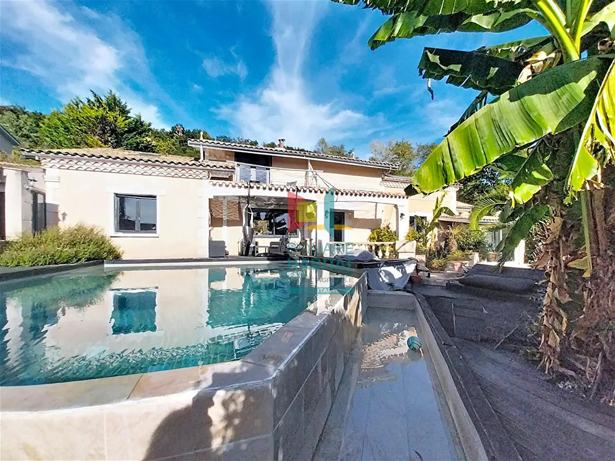 Maison 5 pièces 205 m² · à Lestiac-sur-Garonne · 205 m² · 413 400 €