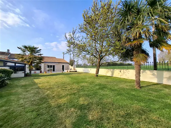 Achat maison 5 pièces - 221.06m² à Saint hippolyte (17430)