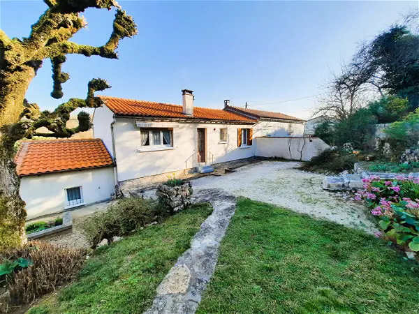 Achat maison 5 pièces - 125m² à Saint cesaire (17770)