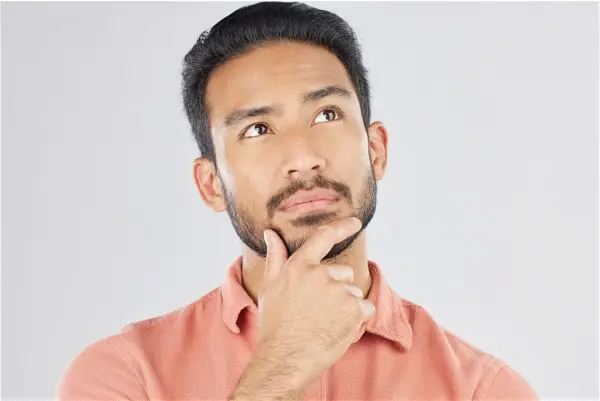 Homme qui hésite sur le choix de son agent immobilier