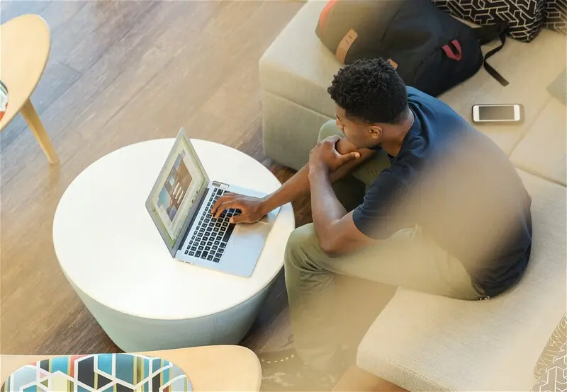 Un homme cherche des informations pour changer de syndic de copropriété