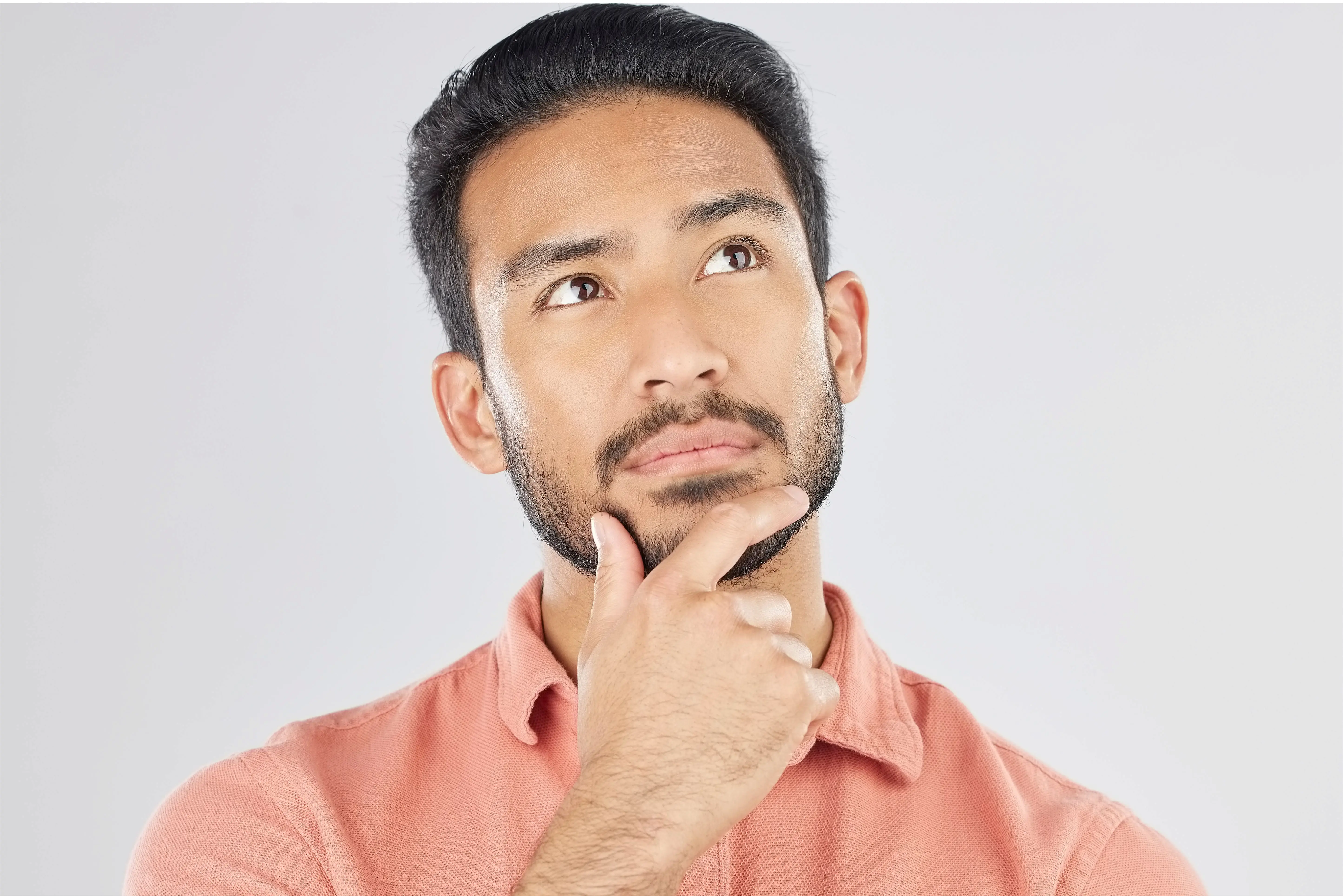 Homme qui hésite sur le choix de son agent immobilier