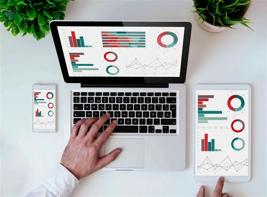 Un utilisateur visualise des statistiques sous forme de graphiques, de diagramme